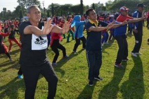 Bupati Kuningan, H Acep Purnama SH, MH saat senam bersama warga mandirancan.